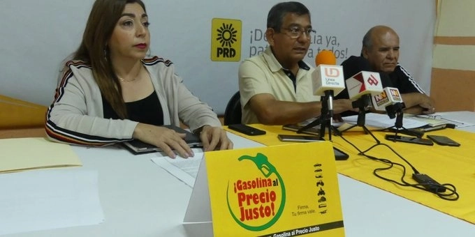 Audómar Ahumada, (centro) contrajo Covid-19 el 16 de octubre pasado. Foto @PRDSinaloa_ 