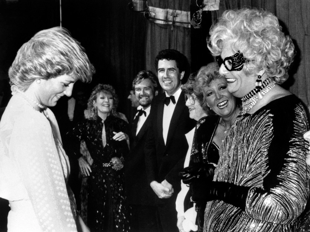 Tony Barry Humphries en su papel de Dame Edna Everage, junto a la Princesa Diana de Gales, en Londres, Inglaterra, el 13 de noviembre de 1987. Foto Ap