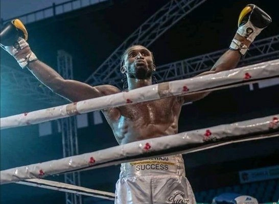 Oluwasegun comenzó al principio dominando el combate, sin embargo, al finalizar el tercer asalto, el peleador nigeriano se echó hacia atrás y se apoyó en las cuerdas para caer por su propio peso.