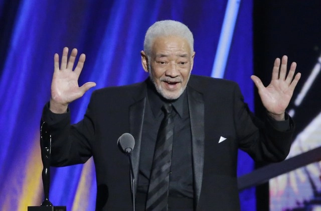 El cantante y compositor Bill Withers habla en la ceremonia de inducción del Salón de la Fama del Rock and Roll en Cleveland el 18 de abril de 2015. Foto Ap