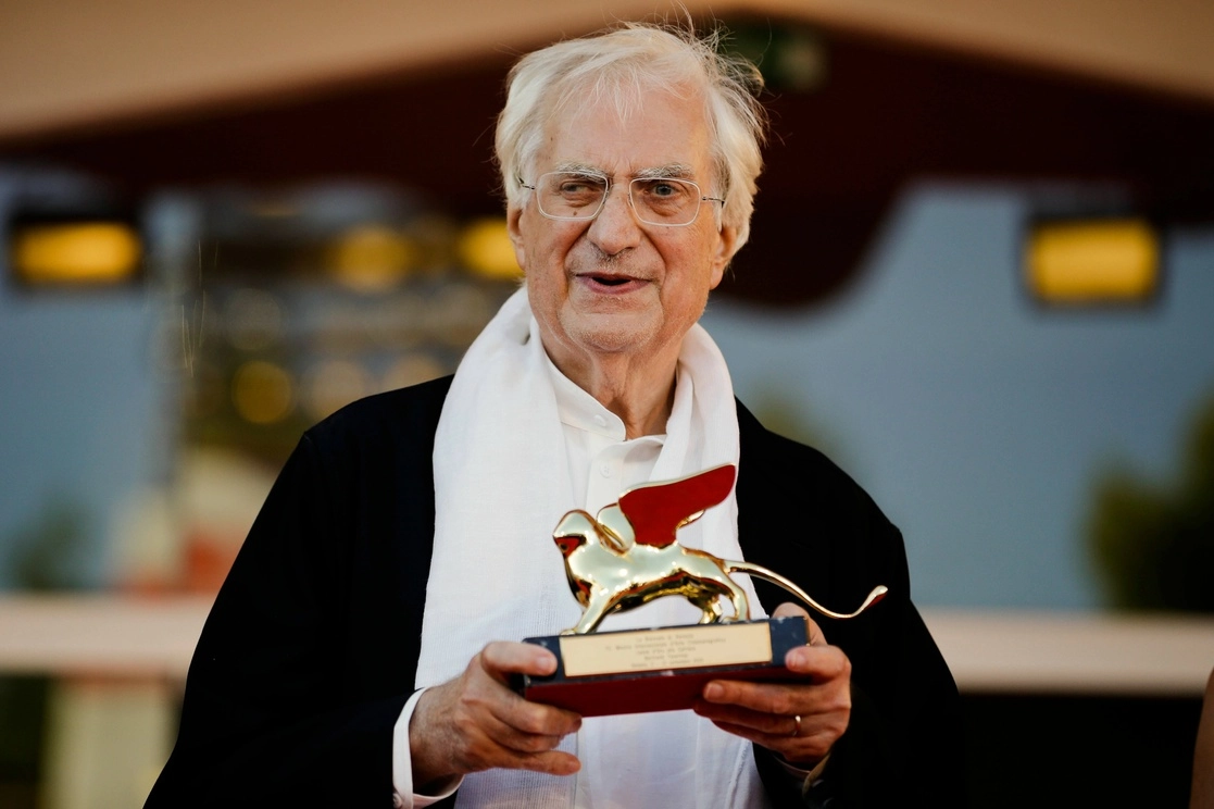 El director francés Bertrand Tavernier posa con su León de Oro, obtenido por sus logros en el séptimo arte, tras la ceremonia de entrega de premios en la 72ª. Edición del Festival de Cine de Venecia, Italia, el 8 de septiembre de 2015. Foto Ap 