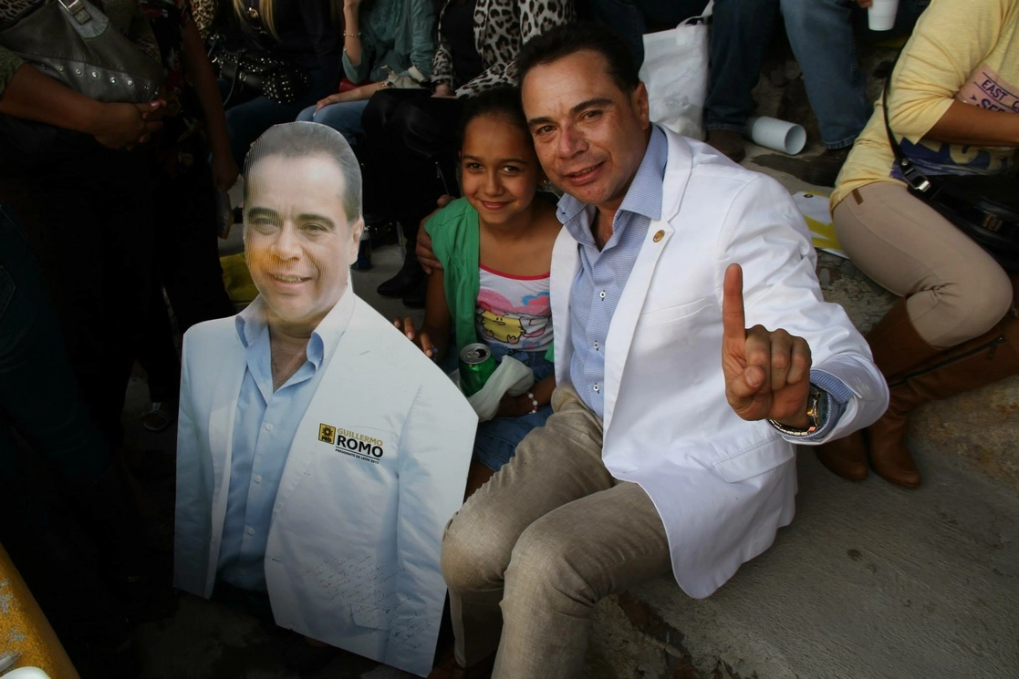 Guillermo Romo siempre fue un político que acaparó los reflectores, fue grabado en los baños del Congreso del Estado maquillándose. Foto tomada del Facebook de Guillermo Romo