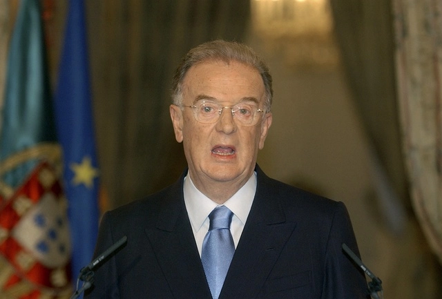 El ex presidente portugués Jorge Sampaio, un socialista que ocupó también varios puestos en la ONU, falleció este viernes en Lisboa a los 81 años. Foto Ap / Archivo