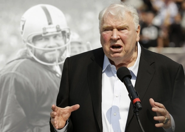 El ex entrenador y locutor John Madden en imagen de archivo. Foto Ap