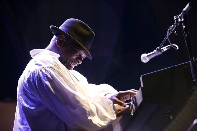 El músico de blues estadunidense Lucky Peterson murió repentinamente a la edad de 55 años en un hospital de Dallas, Texas. Foto Afp