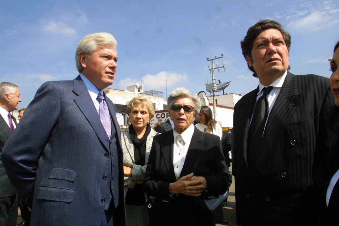Falleció a los 96 años de edad Guadalupe Rhon García, quien fuera la esposa del ex gobernador mexiquense Carlos Hank González, considerado el líder y fundador del mítico Grupo Atlacomulco. En la imagen, durante el homenaje por el natalicio número 75 de su marido en Santiago Tianguistenco, acompañada de sus hijos Jorge (izquierda) y Carlos (derecha), el 27 de agosto de 2002. Foto José Antonio López / Archivo
