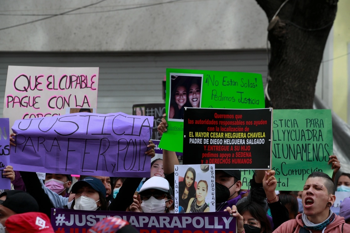 Manifestantes exigen frente a la FGJ CDMX justicia por las jóvenes atropelladas, Fernanda Cuadra y Fernanda Olivares. Foto Alfredo Domínguez / Archivo