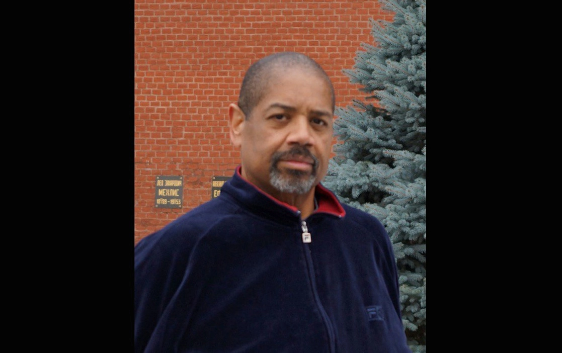 "Creo que se necesita a un hombre negro para escribir sobre hombres negros", señalaba el guionista Gregory Allen Howard. Foto Tomada del Twitter @GregoryAHoward
 