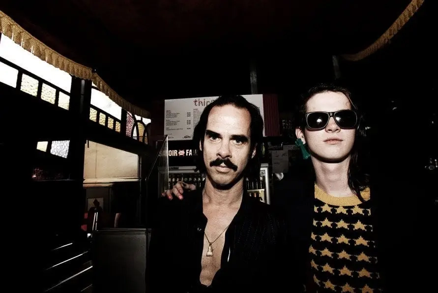 El músico, escritor y cineasta Nick Cave junto a su hijo Jethro. Foto tomada de Twitter / Archivo