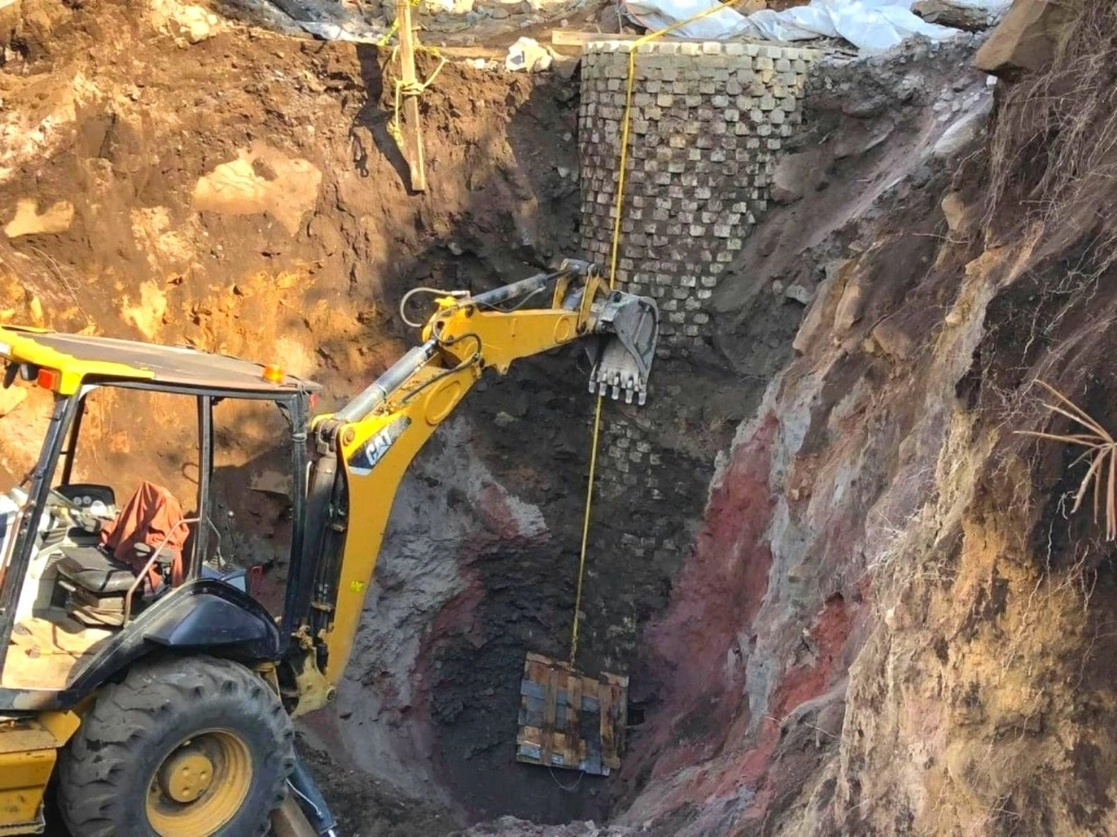 El geólogo, Carlos Navarro, asesor en riesgos geológicos de la UEPC, explicó que la situación de Julio César era como estar atrapado en un reloj de arena: que por más que se intentaba sacarlo seguía cayendo material sobre él. Foto cortesía Cruz Roja Colima