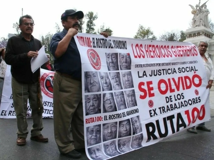 Marcha de extrabajadores de la Ruta 100 en la Ciudad de México, el 8 de abril de 2019. Foto Cuartoscuro / Archivo