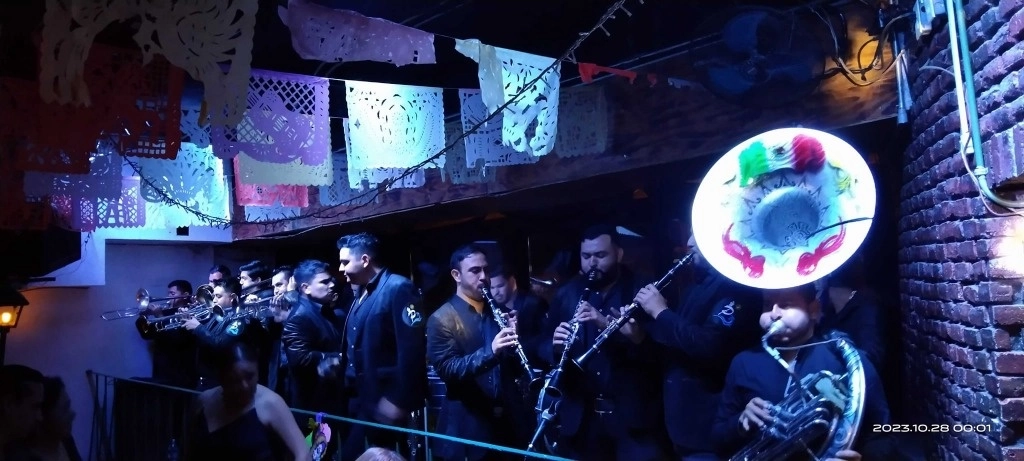 El personal de la Fiscalía General de Justicia de la Ciudad de México recabó indicios, realizó entrevistas con testigos y ubicó cámaras de videovigilancia para ubicar al presunto responsable; y procedió al levantamiento del cuerpo. Foto Facebook El Bandazo Zona Rosa