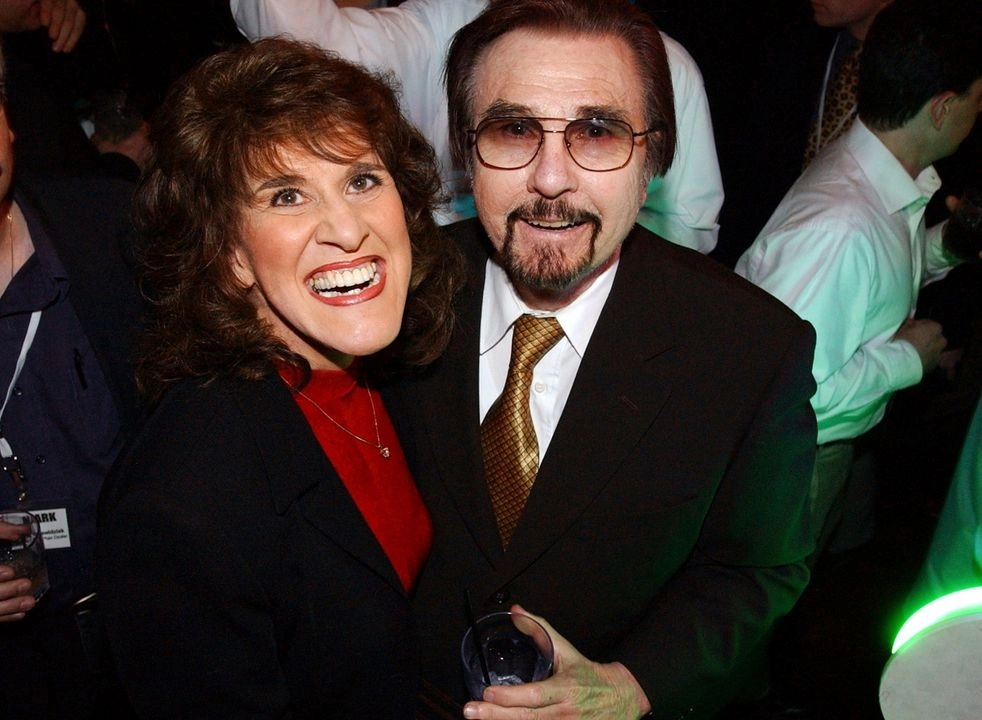 Ruth Buzzi y Gary Owens, coestrellas  el programa de sketches 'Rowan & Martin's Laugh-In', durante la celebración del 75 aniversario de la NBC en Los Ángeles, el 9 de enero de 2002. Foto  
