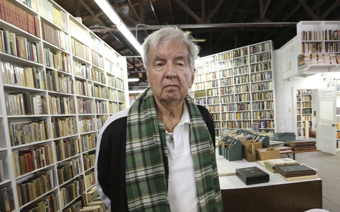 El autor ganador del premio Pulitzer, Larry McMurtry, en su librería en Archer City, Texas, el 30 de abril de 2014. Foto Ap