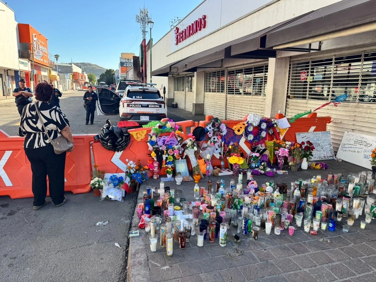 Decenas de veladoras fueron instaladas en el área del siniestro. Foto 
