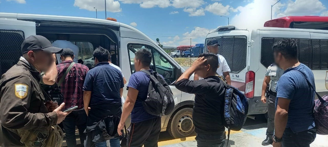 El martes, elementos del INM y de la Guardia Nacional rescataron a 35 migrantes que eran transportadas en cinco vehículos por la carretera Linares – Entronque San Roberto, en el municipio de Galeana, en Nuevo León, informó vía Twitter. Foto tomada de esa red social @INAMI_mx