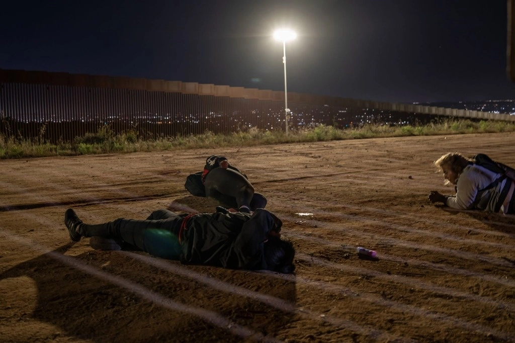 Una mujer de origen colombiano falleció de un infarto al corazón en su intento de cruzar a Estados Unidos por la zona agreste de Tecate. En la gráfica, dos migrantes que sufrieron un accidente al intentar cruzar la frontera en Tijuana, BC, en imagen de archivo. Foto Omar Martínez Noyola/Cuartoscuro/La Jornada.