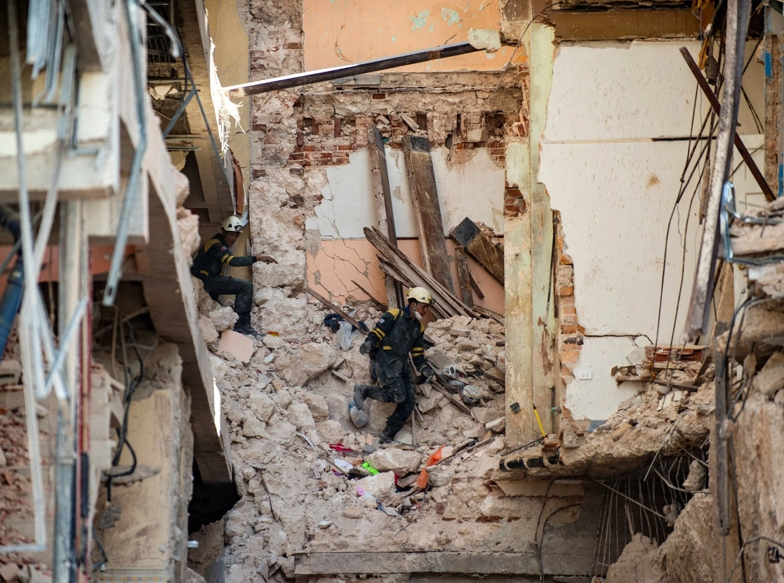 Un rescatista camina sobre los escombros en el Hotel Saratoga días después de que una gran explosión destruyó el edificio, en La Habana.  Foto Afp