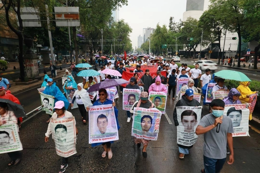 Los empleados, quienes solicitaron el anonimato, mencionaron que desconocían el motivo del deceso de Donato. "Nos comentaron que su esposa, Metodia Carrillo Lino, participó antier en la reunión con la presidenta Claudia Sheinbaum Pardo, es lo único que sabemos". Foto