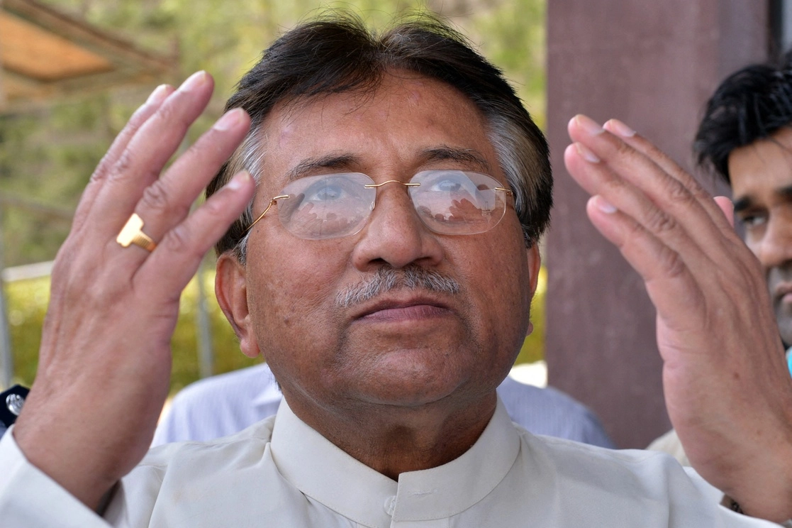 El ex-gobernante militar de Pakistán, Pervez Musharraf, en el aeropuerto internacional de Karachi desde Dubai, en Karachi. Foto Afp