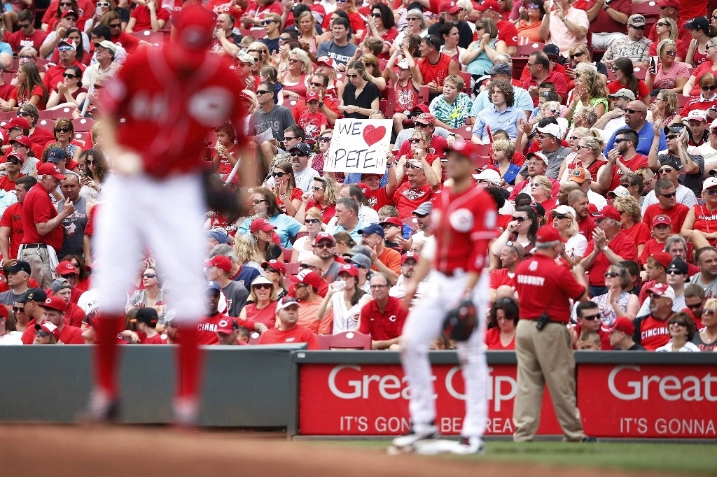 Un aficionado de los Cincinnati Reds muestra su apoyo al ex jugador Pete Rose durante el partido contra los Milwaukee Brewers en el Great American Ball Park el 5 de julio de 2015 en Cincinnati, Ohio. Pete Rose, el rey de los hits de todos los tiempos de las Grandes. Foto Afp