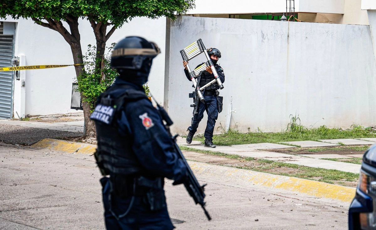 El elemento de la Policía Estatal Preventiva fue rescatado por sus compañeros luego de su secuestro ocurrido en Culiacán, Sinaloa; el efectivo resultó herido en el enfrentamiento contra sus captores. Foto 