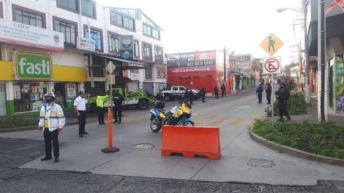 Las autoridades de Xalapa, Veracruz, desplegaron a la policía para limitar la presencia de personas en calles del primer cuadro de la capital. A su vez, el gobierno del estado anunció medidas más rigurosas para intentar contener la propagación del Covid-19. Foto Sergio Hernández Vega