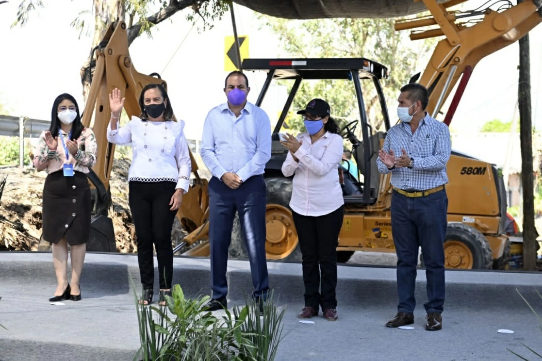 El gobernador de Morelos, Cuauhtémoc Blanco, compartió en Twitter una foto con la alcaldesa de Mazatepec, Trinidad Pérez Coria, que acompañó con un mensaje de condolencias a los familiares de la funcionaria priista. Foto tomada de dicha red social @cuauhtemocb10