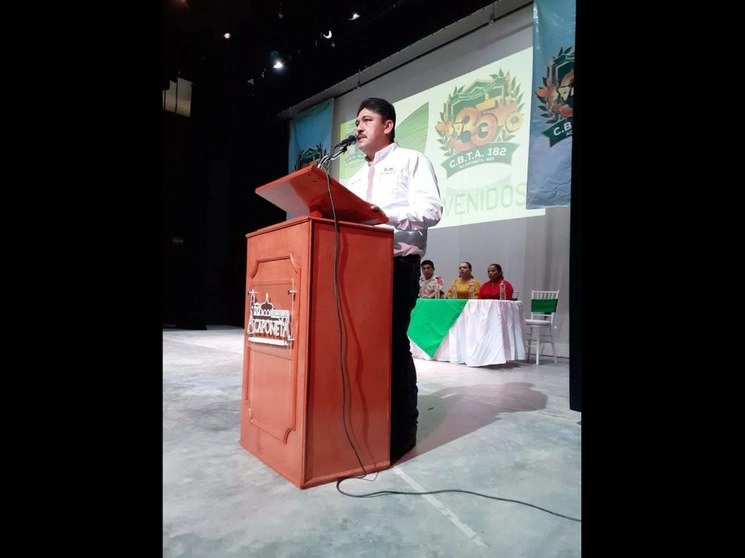 Al inicio de la pandemia en le país, Humberto Arellano Núñez, presidente municipal de Acaponeta conocido como El Beyto, había encabezado la entrega de despensas a decenas de habitantes de localidades alejadas. Foto tomada del cibersitio oficial del mencionado ayuntamiento