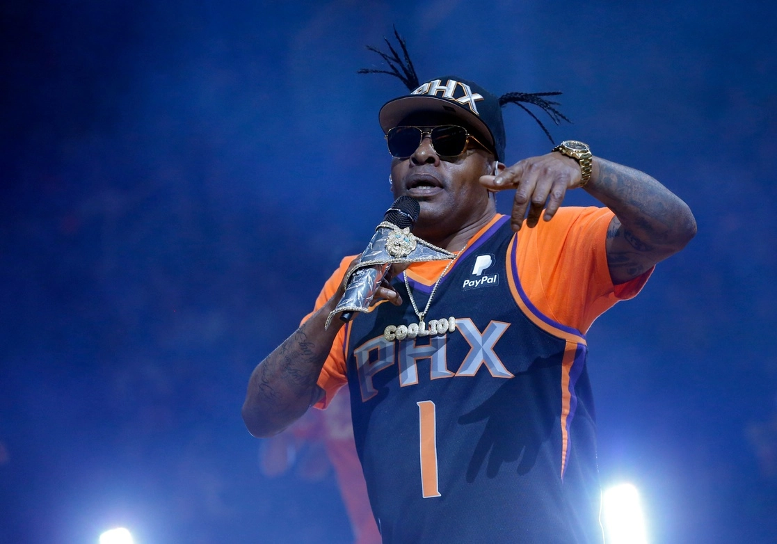 Artis Leon Ivey Jr., mejor conocido como Coolio, falleció a los 56 años en un domicilio de Los Ángeles. En la imagen, el rapero durante una presentación en el medio tiempo de un partido de baloncesto de la NBA entre los Phoenix Suns y los New Orleans Pelicans, en Phoenix, el 5 de abril de 2019. Foto Ap 