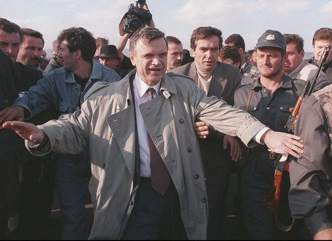El ex presidente del Soviet Supremo ruso, Ruslán Jasbulátov, se abre paso entre una multitud de personas camino al aeropuerto de Grozny, en la República de Chechenia, el 29 de septiembre de 1995. Foto Ap
