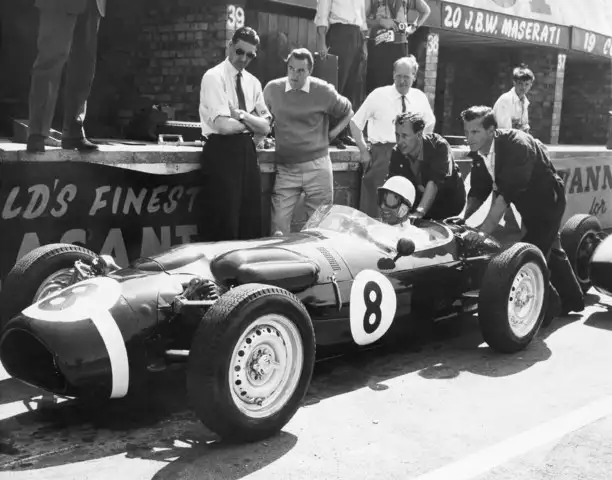Stirling Moss pilotea un auto de carreras Ferguson, el seis de julio de 1961. Foto Ap