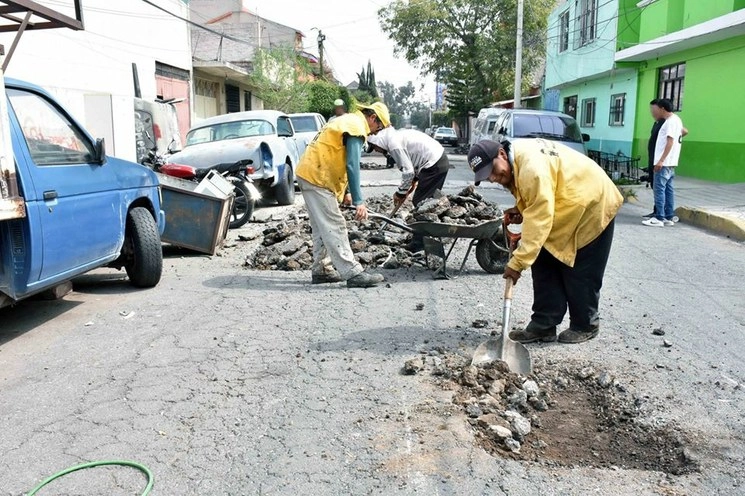 Trabajadores de Odapas realizan bacheo en la calle Michoacana y Abelardo Rodriguez en Nezahualcóyotl en septiembre de 2019. Foto Facebook @neza.odapas / Archivo