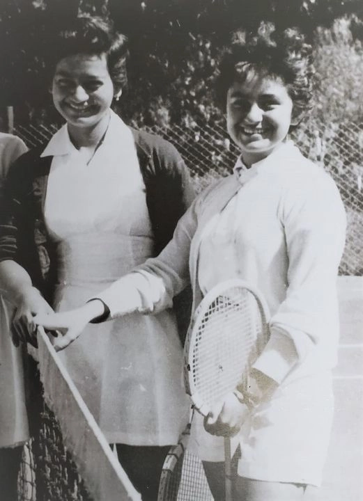 Yolanda Ramírez (izquierda) logro el título en dobles en Roland Garros (1958), haciendo dupla con Rosa María “Pajarita” Reyes (derecha). Foto 

