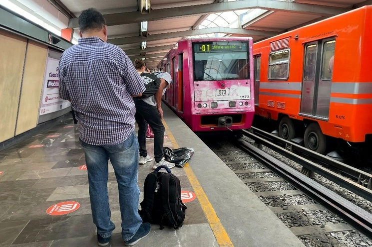 Un trabajador del metro perdió la vida al caer accidentalmente en las vías del tren. Foto Roberto García/Archivo