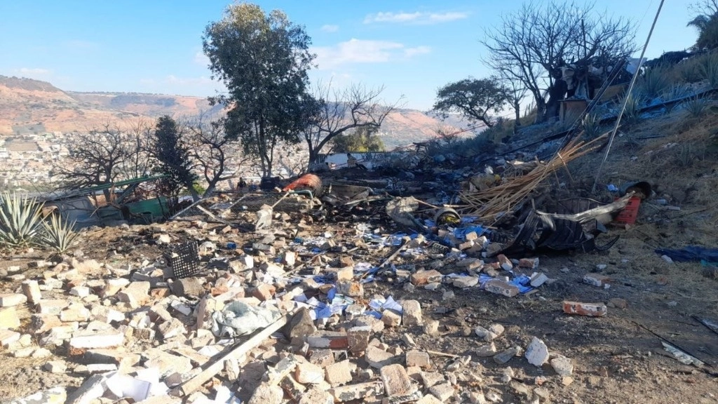 La explosión sucedió en el taller de polvorín ubicado en las inmediaciones de un cerro de la cabecera municipal de Atotonilco por causas que hasta el momento se desconocen. Foto @PCJalisco