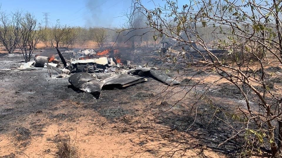 El accidente ocurrió el sábado 27 de marzo en Hermosillo, cuando la avioneta, que salía de la capital del estado con destino a Tucson, Arizona, se vino abajo dos minutos después de haber despegado, a seis kilómetros y medio del aeropuerto general Ignacio Pesqueira. Foto tomada del Twitter de @BOMBEROSEMPSON
