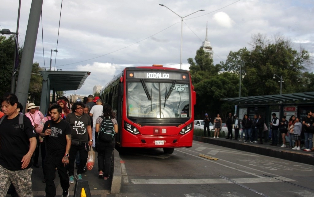 El operador de la unidad del Metrobús informó el desvanecimiento de la víctima al Centro de Control. Foto Roberto García / Archivo