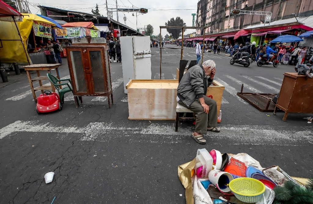 El 17 de agosto de 2023, los afectados bloquearon con sus muebles el Eje 1 Norte. Foto Alfredo Domínguez