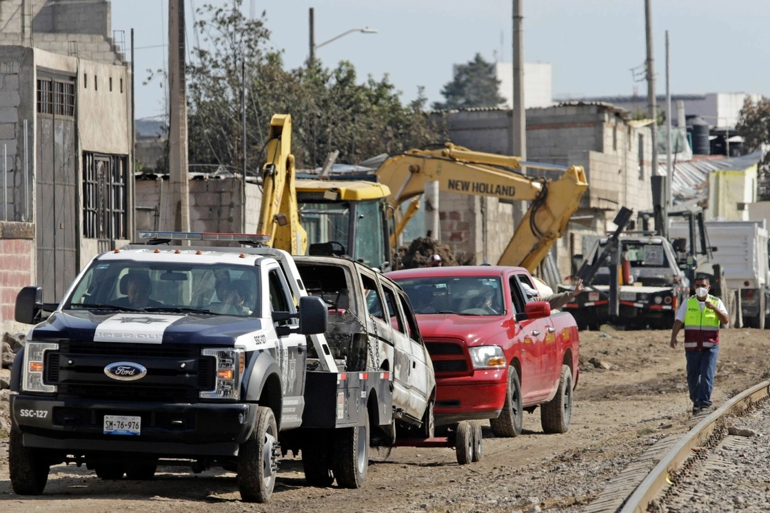 El pasado lunes fueron retirados los vehículos calcinados en la zona donde se registró una explosión de gas LP, debido a una toma clandestina en San Pablo Xochimehuacan, Puebla, ocurrida el pasado 31 de octubre de 2021. Foto Cuartoscuro