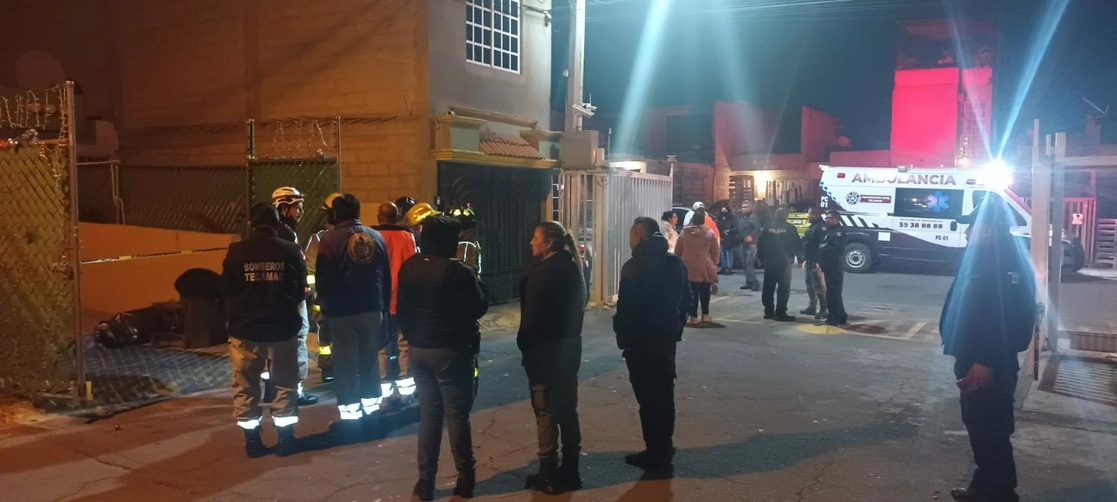 Elementos policiacos ubicaron los restos de dos mujeres y un menor, tras acudir al sitio para atender una llamada por incendio. Foto ‘La Jornada’