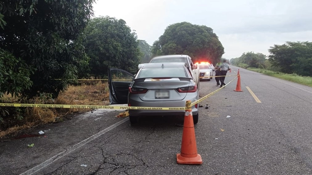 Los elementos de los cuerpos de emergencia dieron atención de primeros auxilios a las personas involucradas en el accidente. Foto GN