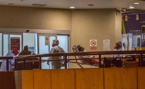 Paramédicos trasladan a un paciente con síntomas de Covid-19 al área de urgencias del Hospital General de Tijuana, Baja California. El pasado fin de semana cuatro personas murieron a las puertas de dicho nosocomio en espera de ser atendidos. Foto Omar Martínez