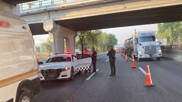 En redes sociales, usuarios refieren que al parecer al checar dos vehículos, uno de ellos salió proyectado hacia la banqueta. Foto @GN_Carreteras / archivo