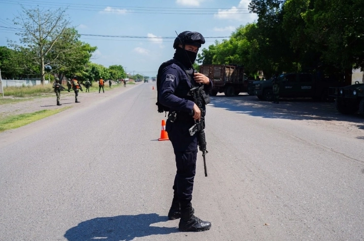 Un elemento de seguridad en en la carretera Buenavista-Apatzingán en Michoacán. Foto Cuartoscuro /Archivo