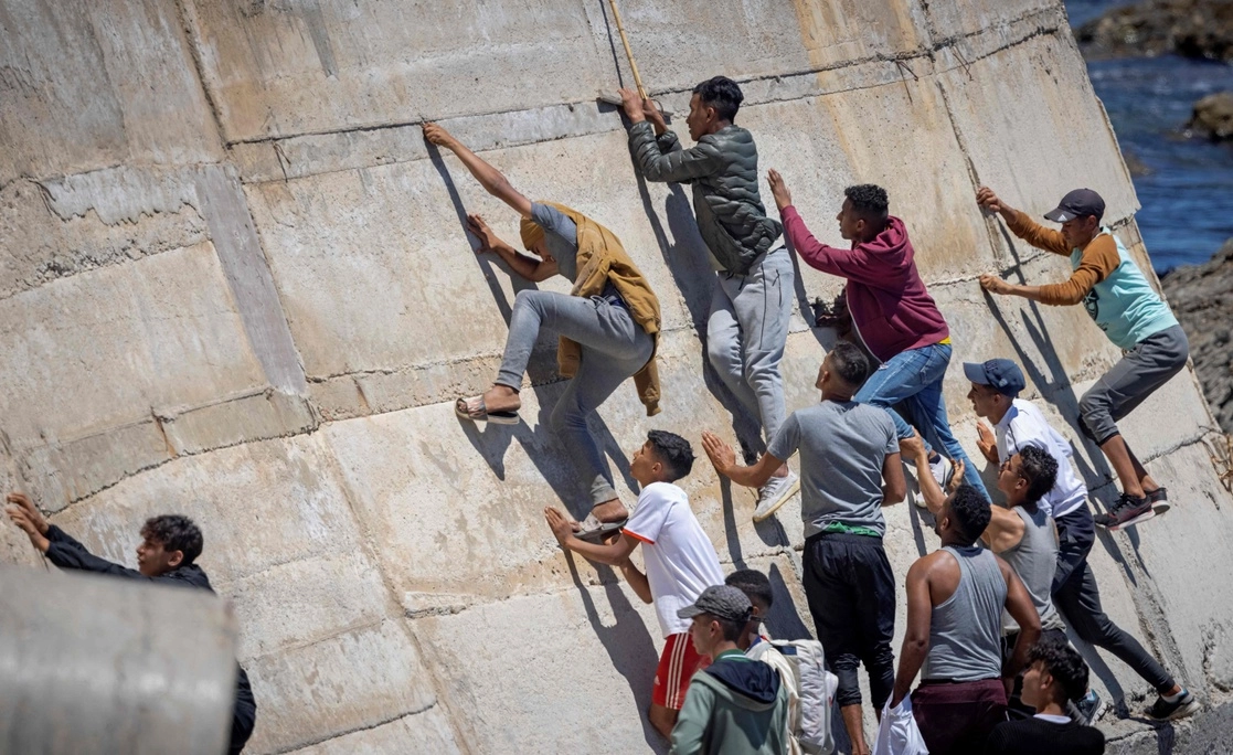 En imagen de mayo del año pasado, migrantes intentan cruzar desde Marruecos hacia el enclave español de Ceuta. De acuerdo con un reporte de la ONG Caminando Fronteras, en 2021 llegaron a España por vía marítima 37 mil 387 indocumentados. Foto Afp