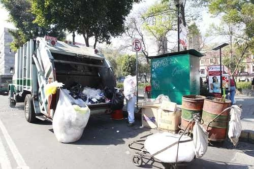 Un total de mil trabajadores de limpia de la Ciudad de México murieron por covid-19 durante los dos años de pandemia. Foto Yazmín Ortega Cortés