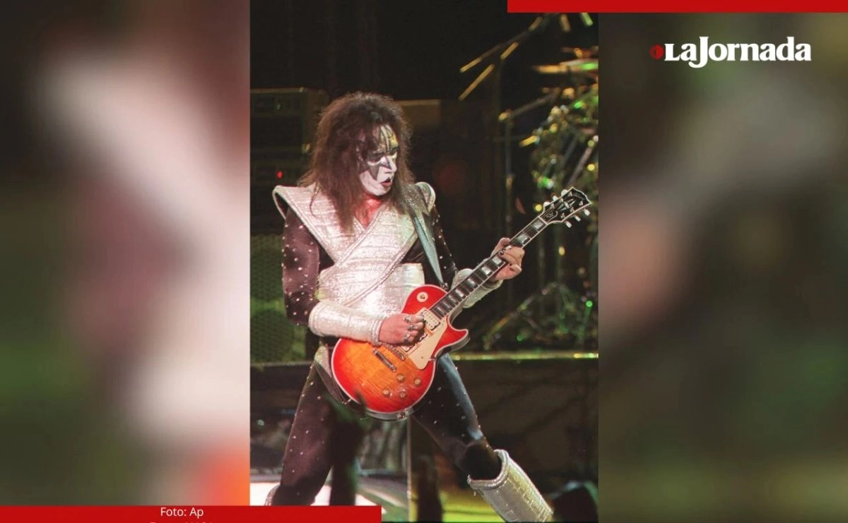Ace Frehley, guitarrista original del legendario grupo de rock, al lado de Paul Stanley, Gene Simmons y Peter Criss, falleció ayer a los 74 años luego de una caída en septiembre en su casa que le produjo una hemorragia cerebral y lo dejó en soporte vital. 