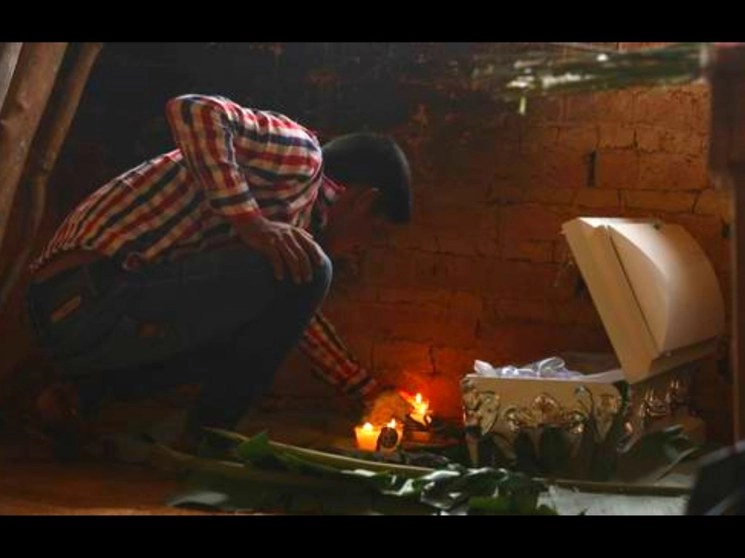 Siguiendo la tradición de la comunidad na savi (mixteca), una pareja de jornaleros originarios de la Montaña Alta de Guerrero colocó sobre hojas de plátano el féretro de su bebé de tres meses, fallecida por Covid-19. La familia es originaria del Barrio de los Hilarios, municipio de Cochoapa el Grande. Foto cortesía de Tlachinollan