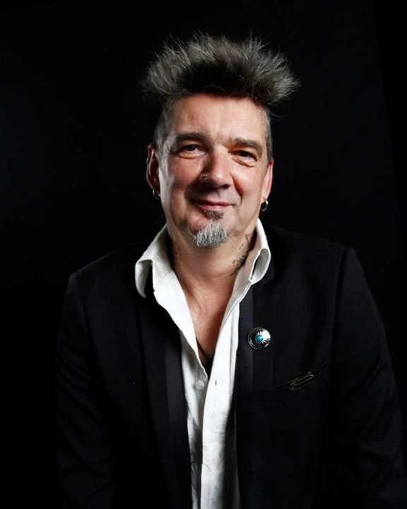 Amante de la cultura punk, en 1985 junto a Brisa Vázquez fundó el mítico bar Tuti Fruti, ubicado en avenida Politécnico, colonia Lindavista.
